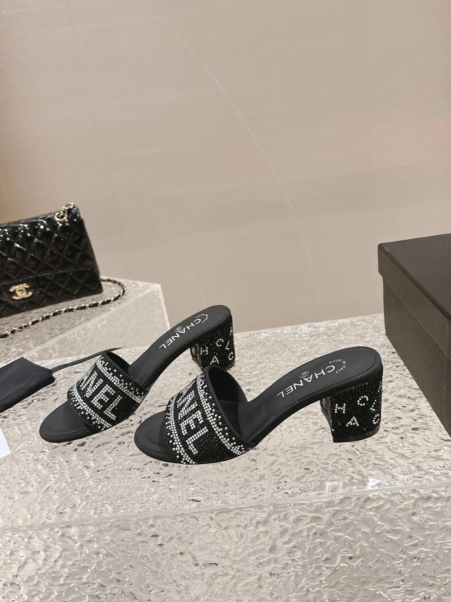 💕💕Factory direct selling price p460💕💕 Xiaoxiang Chanel rhinestone slippers with large black rhinestone letters, these really blingbling slippers are full of diamonds. They are both classic and artistic, and can be styled according to your daily style. The characteristic is that the hot diamonds are particularly shiny. They are made with heavy craftsmanship and are not easy to fall off. They have a sexy and versatile temperament for ladies. Color: black, white. Heel height 5 cm. 35-41